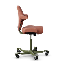 Afbeelding in Gallery-weergave laden, HÅG Capisco 8106 - MLF044 Brick Red / Mosgrijs / 200 mm / Universele wielen