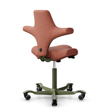 Afbeelding in Gallery-weergave laden, HÅG Capisco 8106 - MLF044 Brick Red / Mosgrijs / 200 mm / Universele wielen
