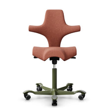 Afbeelding in Gallery-weergave laden, HÅG Capisco 8106 - MLF044 Brick Red / Mosgrijs / 200 mm / Universele wielen
